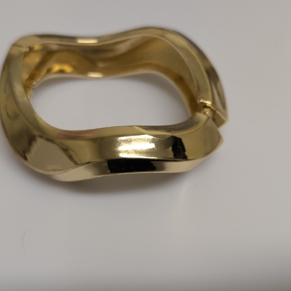 Gold Hinged Wavy Bangle Bracelet - Picture 3 of 7